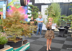 Helma van der Louw announces the winners of the novelty award (the Green Retail Awards)